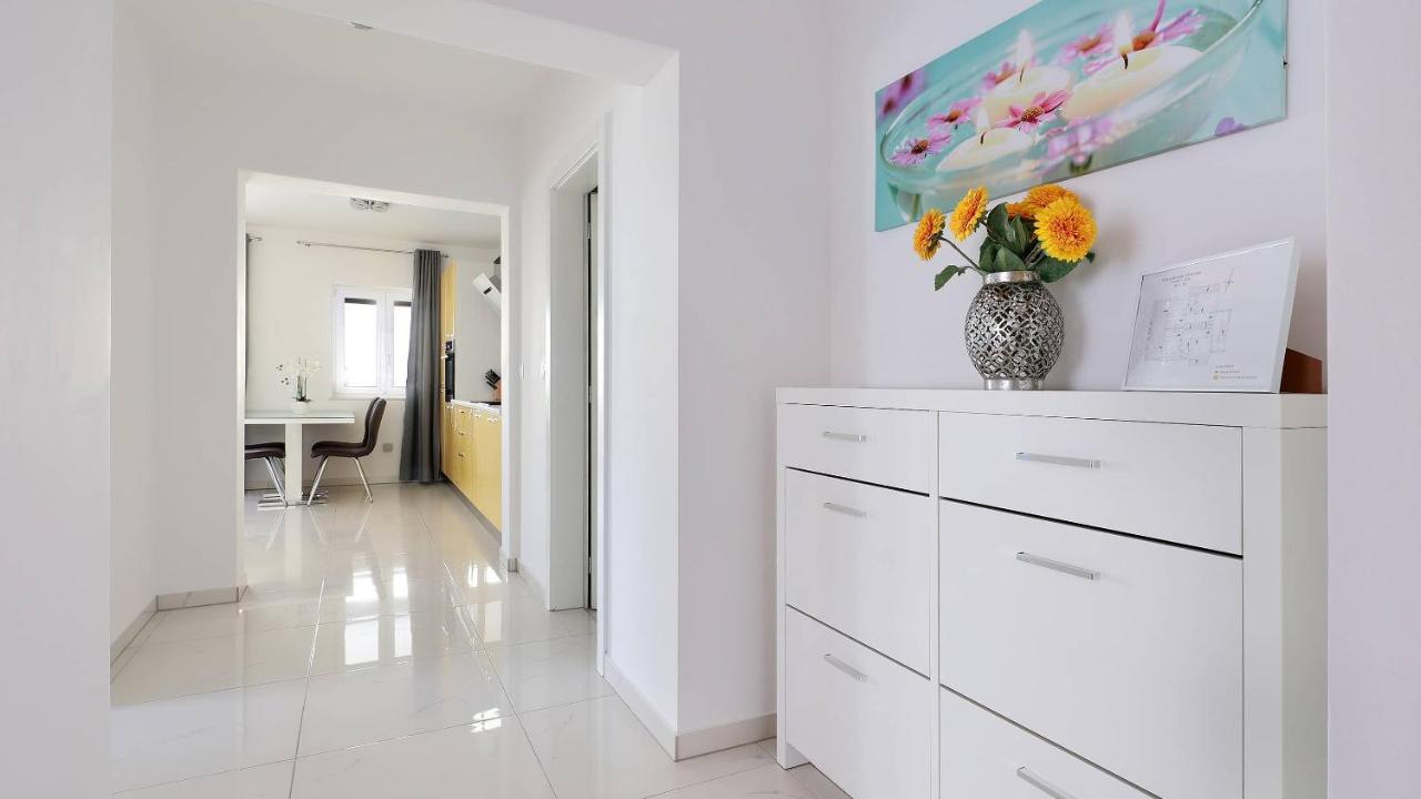 Apartmani "Villa Barbara" โนวาลยา ภายนอก รูปภาพ