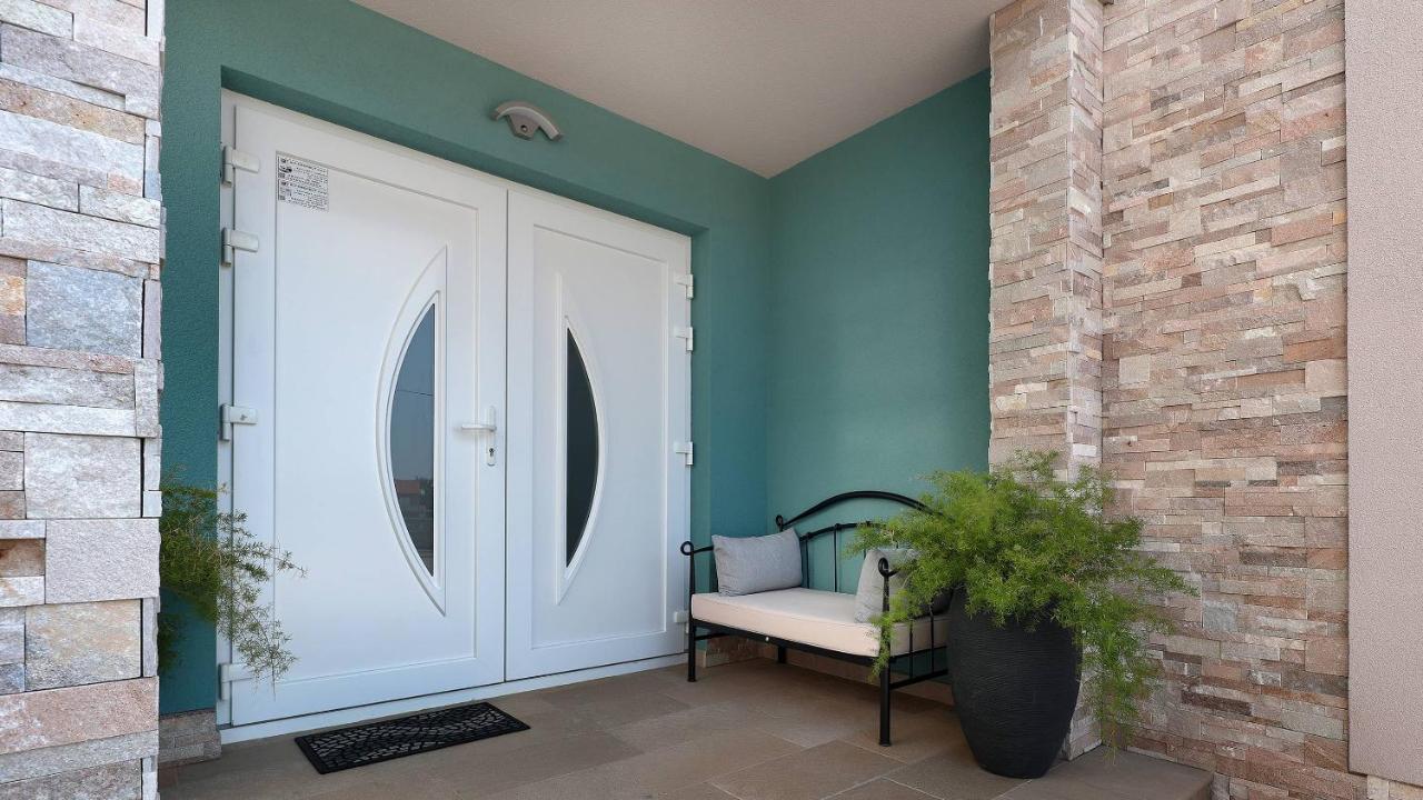 Apartmani "Villa Barbara" โนวาลยา ภายนอก รูปภาพ