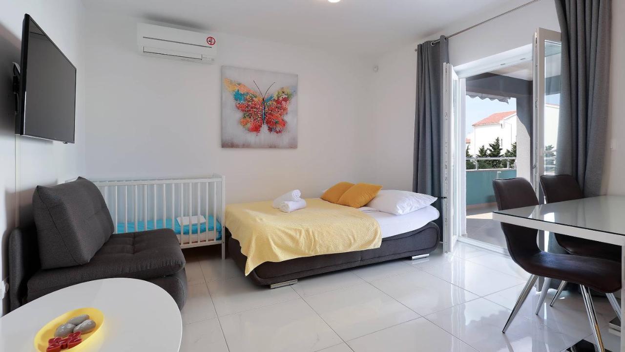 Apartmani "Villa Barbara" โนวาลยา ภายนอก รูปภาพ