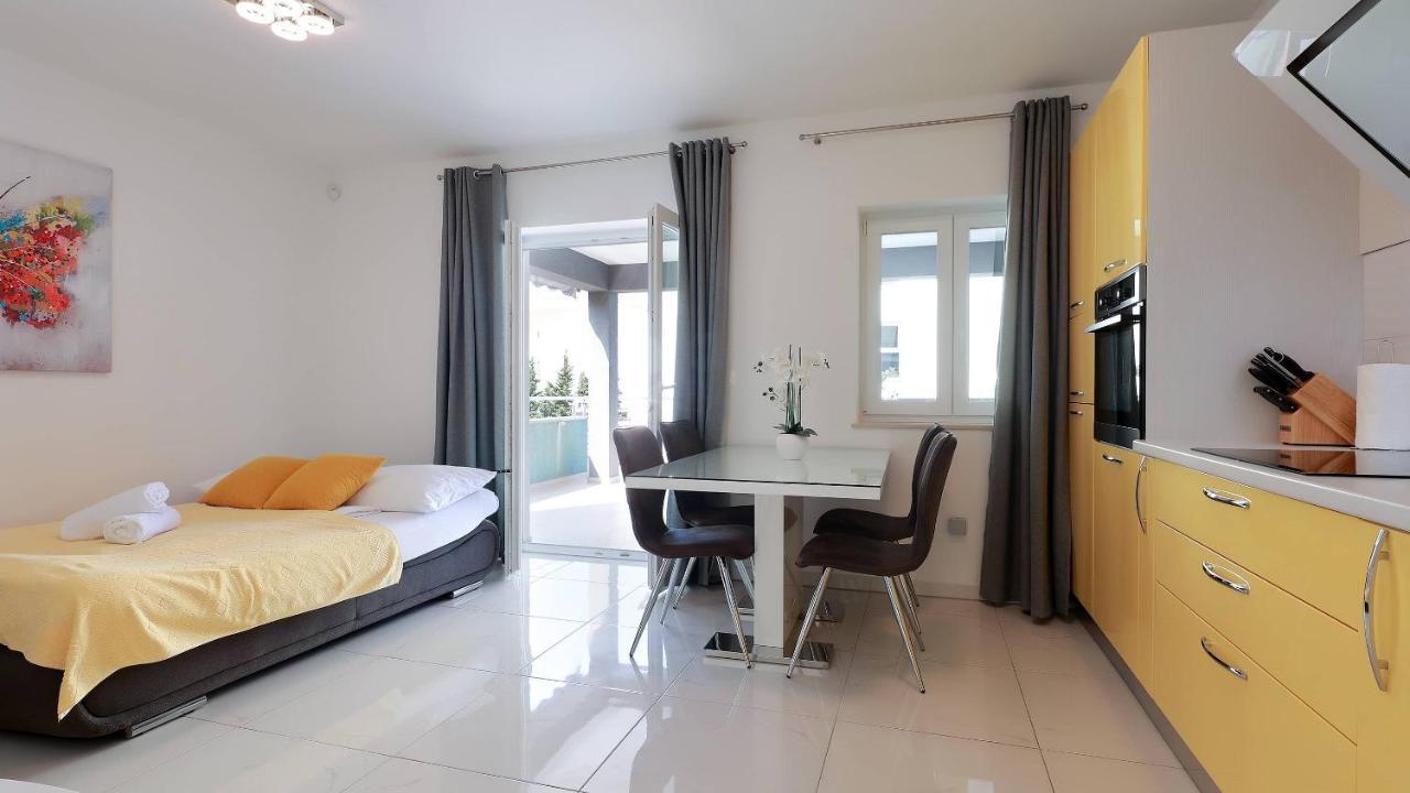 Apartmani "Villa Barbara" โนวาลยา ภายนอก รูปภาพ