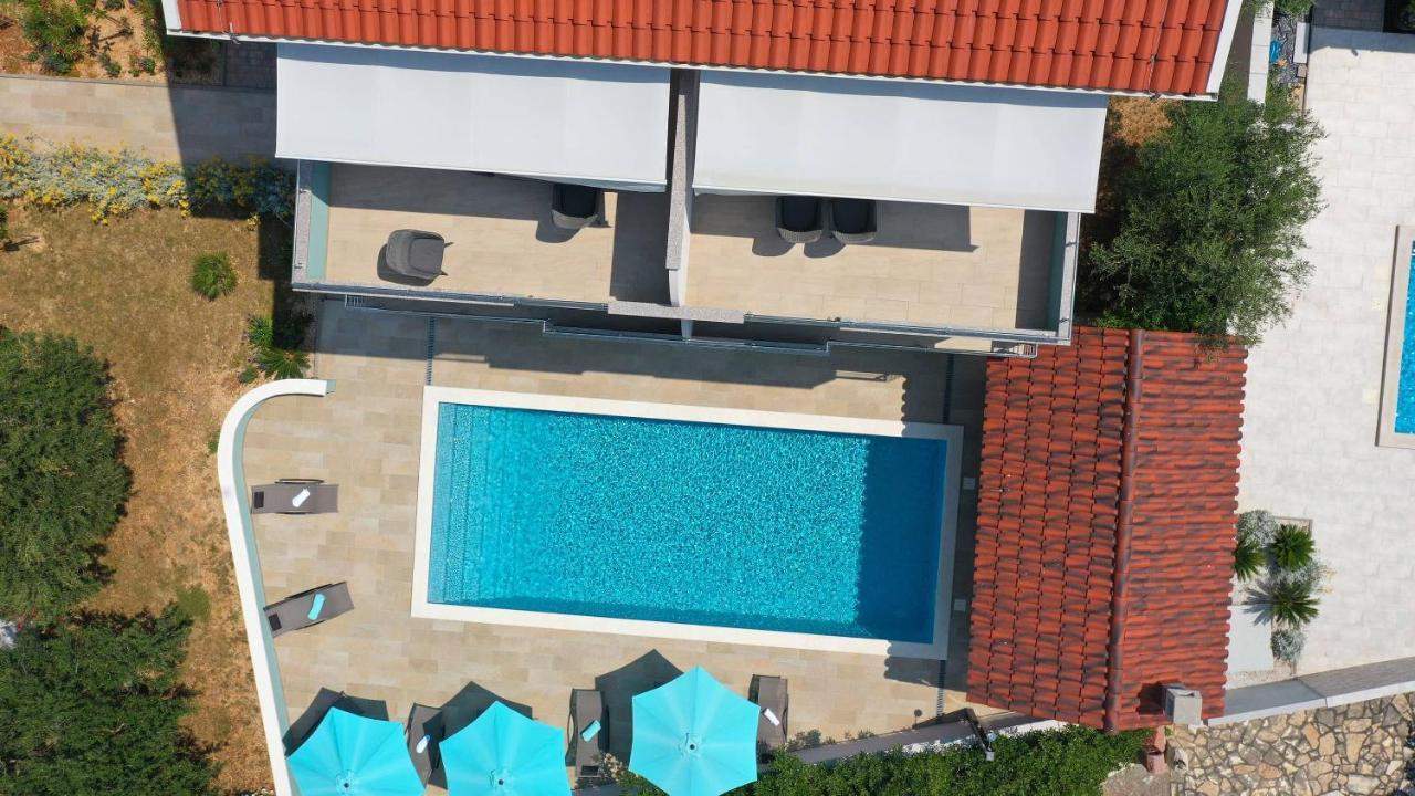 Apartmani "Villa Barbara" โนวาลยา ภายนอก รูปภาพ