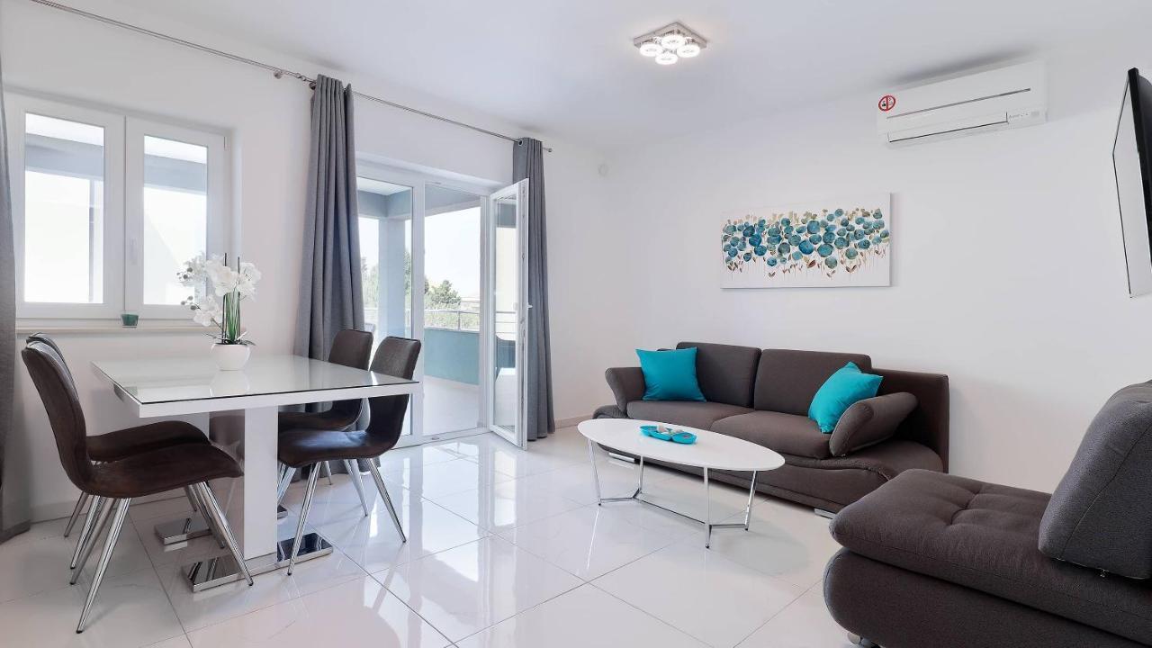 Apartmani "Villa Barbara" โนวาลยา ภายนอก รูปภาพ