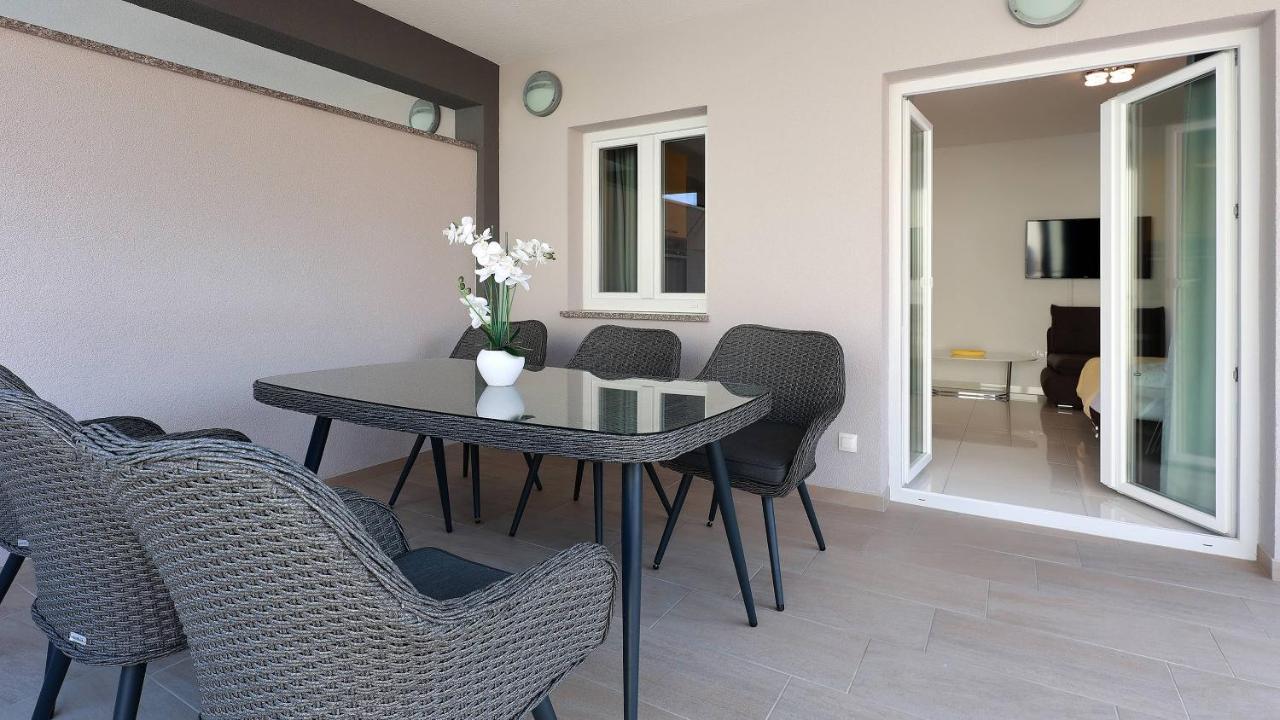 Apartmani "Villa Barbara" โนวาลยา ภายนอก รูปภาพ